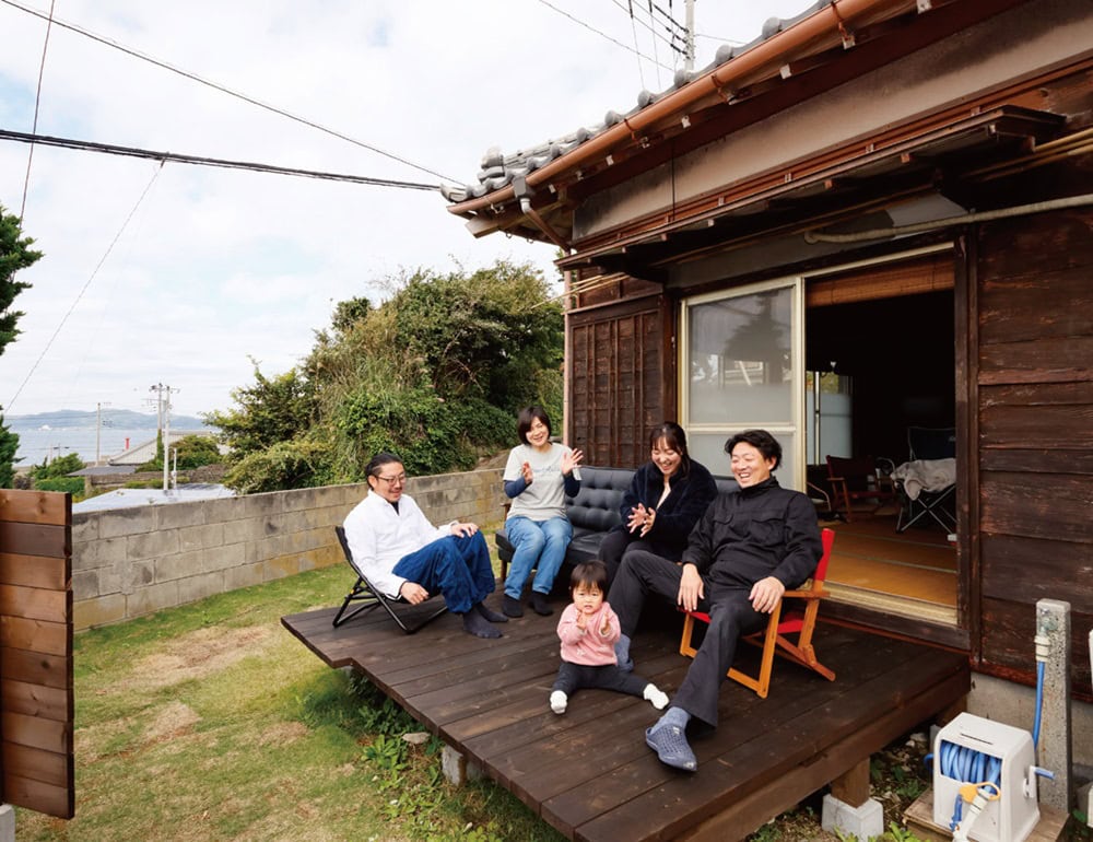 盛さん夫妻が二拠点居住を始めるきっかけとなっ
た武藤さんの海の見える家。お互いに家の修繕など
で助け合い、夜は一緒に酒を酌み交わす仲だ／千葉県館山市