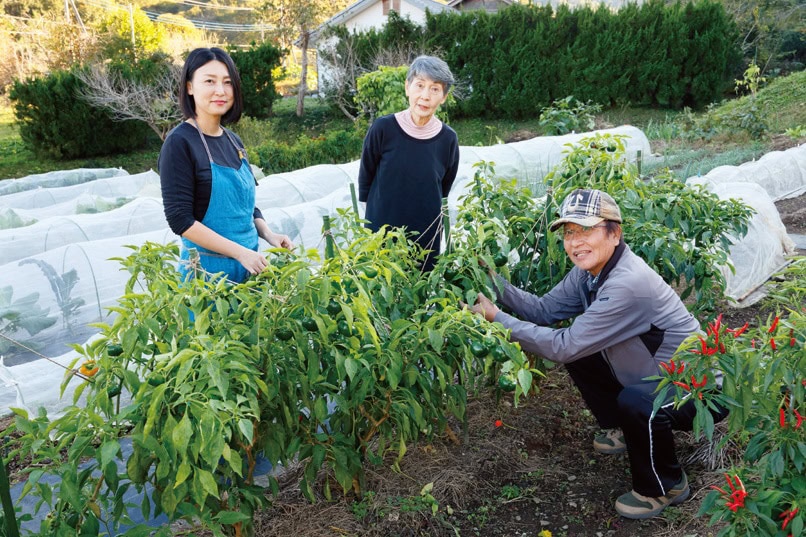 先祖から伝わる畑で父の操さんと母のとみ代さんと。「両親にはカフェで出す野菜の栽培を助けてもらうだけでなく、収穫体験会では講師もやってもらっています」。