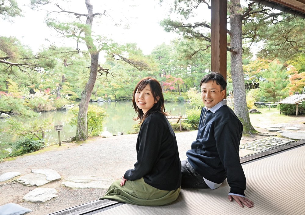 田中悠也さん・菜穂さん夫妻。「清水園」の国指定名勝・旧新発田藩溝口侯の下屋敷にて。