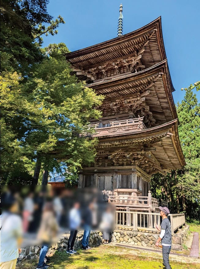 胎内市の海岸砂丘の林の中に位置する乙宝寺。芭蕉ゆかりの寺でもある。