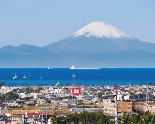 館山湾に面した北条海岸は、海の向こうに雄大な富士山がそびえる絶景スポット／千葉県館山市