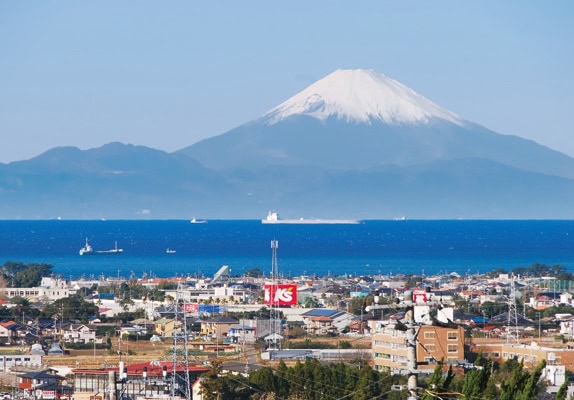 館山湾に面した北条海岸は、海の向こうに雄大な富士山がそびえる絶景スポット／千葉県館山市