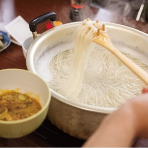 鍋からうどんをひっぱる雪国・山形ならではの楽しみ「ひっぱりうどん」（山形県）