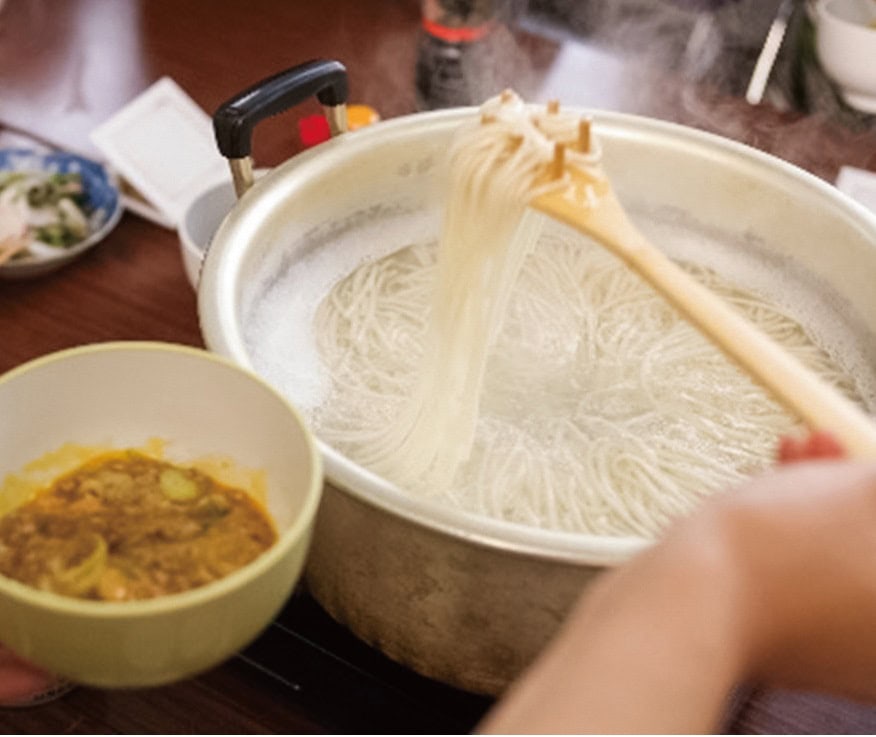 鍋からうどんをひっぱる雪国・山形ならではの楽しみ「ひっぱりうどん」（山形県）