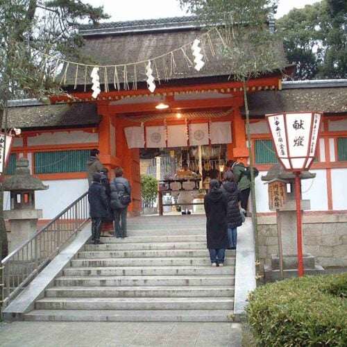 2月1日に吉田神社で開催される「疫神祭」。疫神に山川の清き場所に静まっていただくよう、門の外に向かって祈りを捧げます。