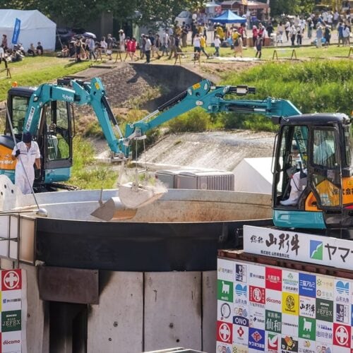 山形県の「日本一の芋煮会フェスティバル」では、大鍋で芋煮を楽しむ（写真提供：日本一の芋煮会フェスティバル協議会）