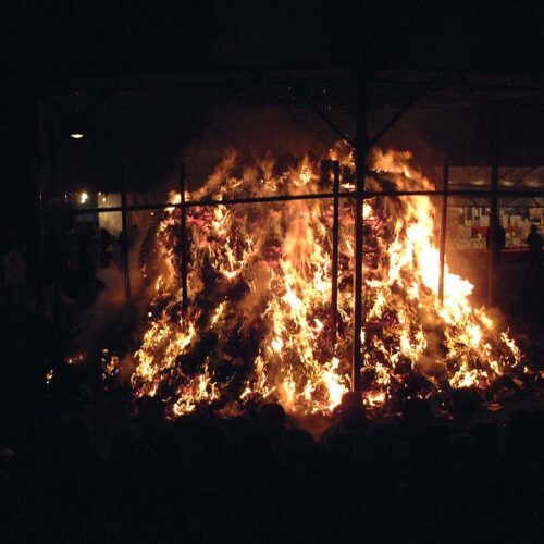 節分当日である2日午後に行われるのが「火炉祭（かろさい）」。古い神札やお守を焼き納めます。