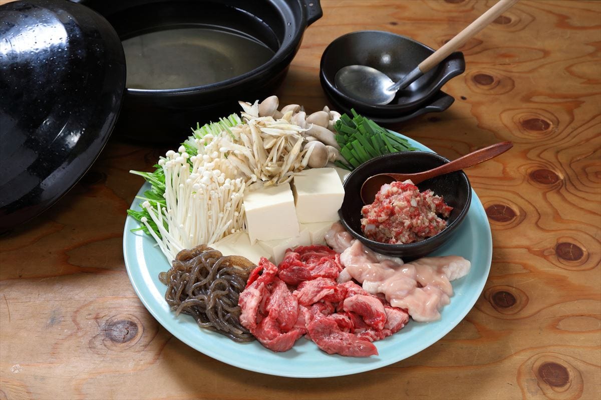 岡山県の「そずり鍋」の具材。さまざまな部位のそずり肉がメイン。写真提供：岡山県観光連盟