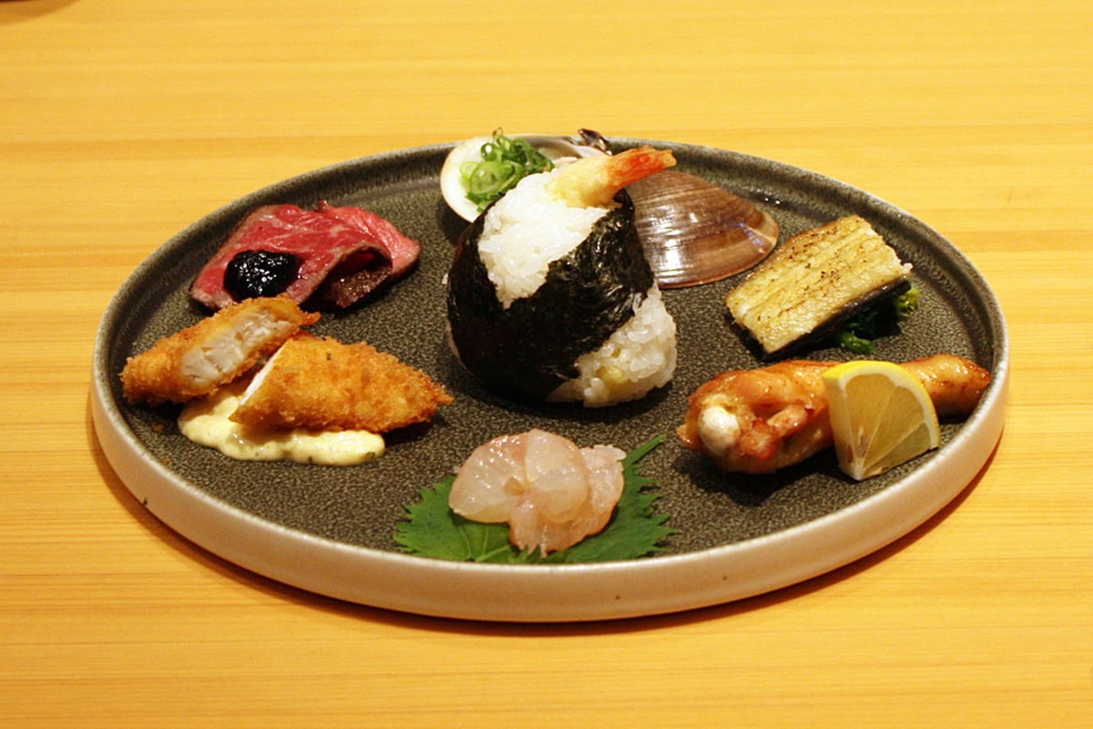 伊勢えび、伊勢うなぎ、伊賀牛、熊野地鶏など、三重県の各地域の旬な食材が盛られたプレートが吉田さんの前に。