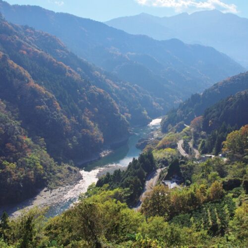 安達さんが暮らす永渕集落からの吉野川の眺め／「お山の宿みちつじ」（高知県大豊町）