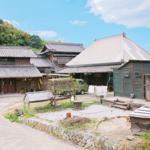 吉川家全景。手前の緑の平屋がパン屋棟。真ん中は築150年の母屋、左の特徴的な屋根の納屋がカフェ／「りすのくつ」（香川県三豊市）