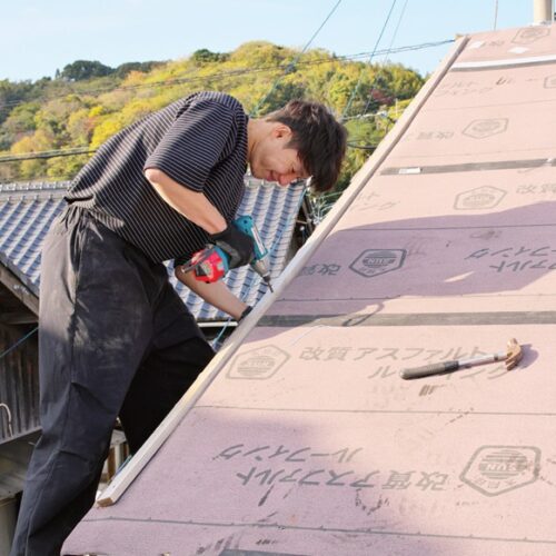 屋根は雨漏り箇所があったため、古い瓦を全部下ろして大改修／愛媛県松山市中島