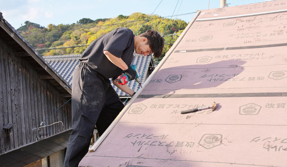 屋根は雨漏り箇所があったため、古い瓦を全部下ろして大改修／愛媛県松山市中島