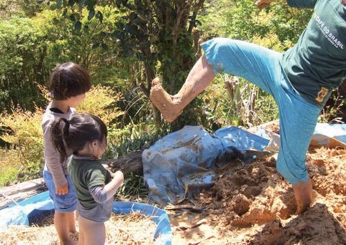 赤土をとって土壁づくりに挑戦！／「お山の宿みちつじ」（高知県大豊町）