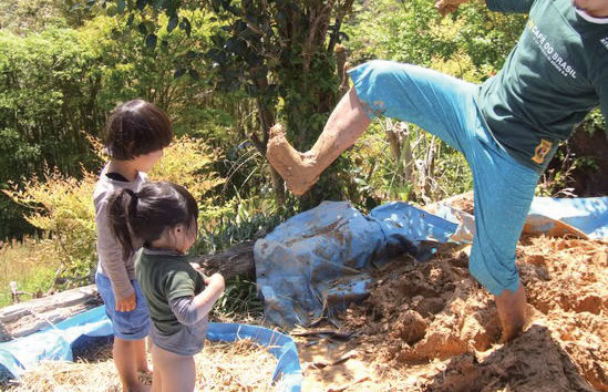 赤土をとって土壁づくりに挑戦！／「お山の宿みちつじ」（高知県大豊町）