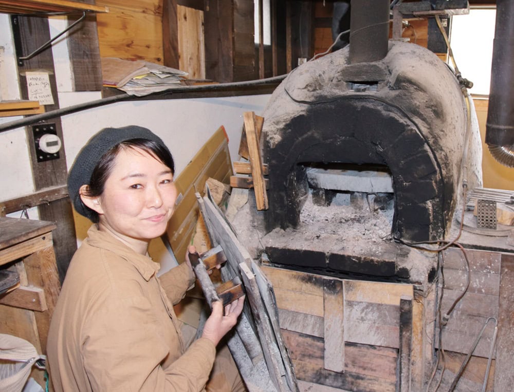 雄介さん作の土窯。それでも使い方次第だと、郁子さんは満足している／「りすのくつ」（香川県三豊市）