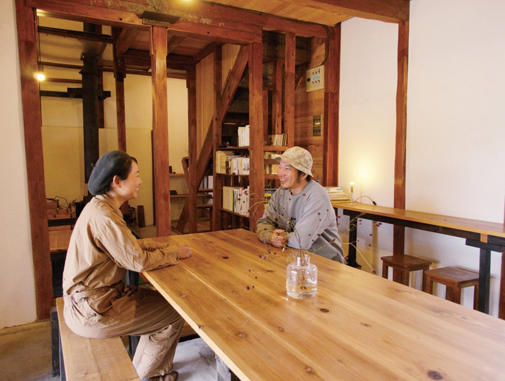 大きいほうの納屋は、葉タバコの乾燥に使う「ベーハ小屋」だったそう。しっかりした建物だったので構造はそのままに、残置物を除去し、壁などをつくり直すとすてきなカフェスペースになった／「りすのくつ」（香川県三豊市）