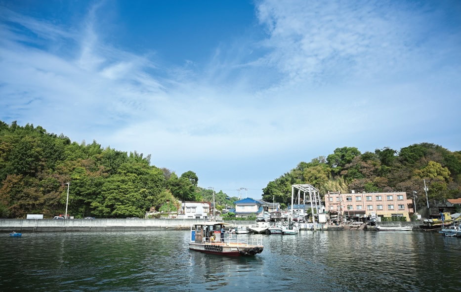 中島など忽那諸島への連絡船が発着する三津浜。風情ある「三津の渡し」が観光客に人気／愛媛県松山市