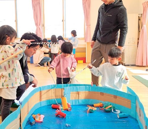 昨年2月には保育園体験入園と子育て関連施設見学ツアーが行われた／長野県茅野市