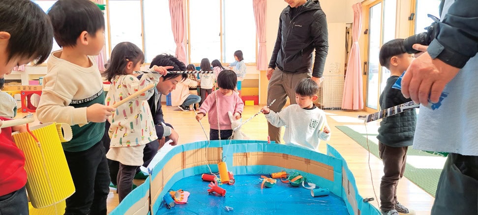 昨年2月には保育園体験入園と子育て関連施設見学ツアーが行われた／長野県茅野市