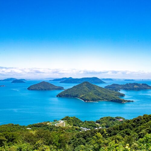 荘内半島の紫雲出山（しうでやま）からの瀬戸内海・塩飽（しわく）諸島の眺め。写真提供／三豊市観光交流局