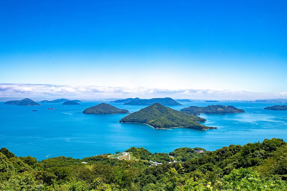 荘内半島の紫雲出山（しうでやま）からの瀬戸内海・塩飽（しわく）諸島の眺め。写真提供／三豊市観光交流局