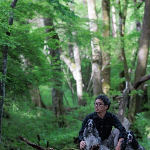 東京都から長野県諏訪郡富士見町に移住し、Instagramアカウント（＠makio53）で美しい森の中での愛犬2匹との暮らしを発信する吉野真紀夫さん。