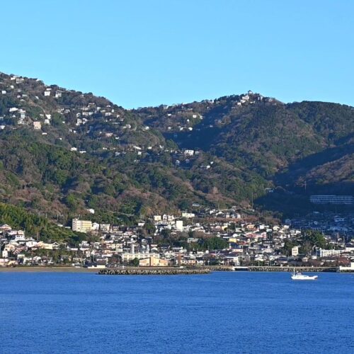 「南熱海は穏やかで、自然が豊か。紹介された築58年の中古物件は、なんと海まで徒歩4分。坂の上にあり、2階の窓からは、青い海のパノラマビューが広がっていて、一目で『ここに住みたい！』と決めました」（ボブさん）