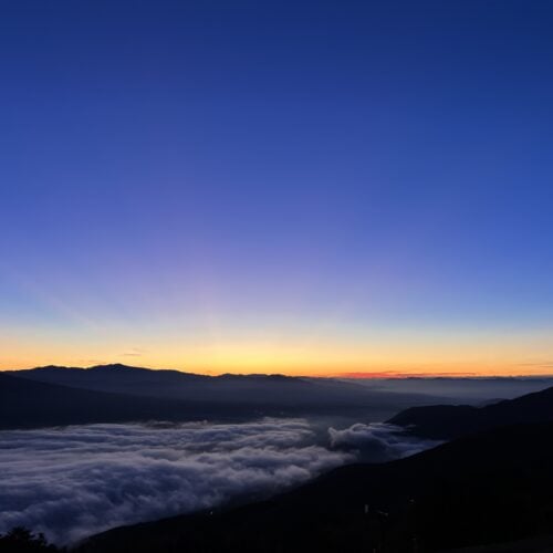 「毎年9月下旬〜10月下旬の早朝に運行される入笠山プレミアム雲海ゴンドラに乗って、富士見パノラマリゾートから見る雲海。八ヶ岳を背景に雲海と共に黄金色に染まったご来光と富士山は最高です」