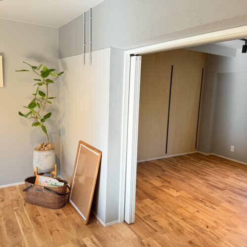 団地リノベーションの大きな魅力は、間取りや内装を思い通りにカスタマイズできることです。和室と洋室の仕切りを取り払って広々と開放的なLDKにしたり、収納スペースを増やしたり、ライフスタイルに合わせた空間づくりが可能です。