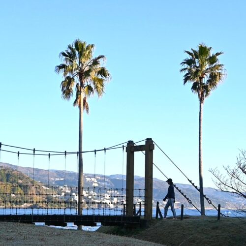 南熱海の海岸沿いにある小山臨海公園は、熱海の美しい自然を感じられる二人のオススメのスポット。