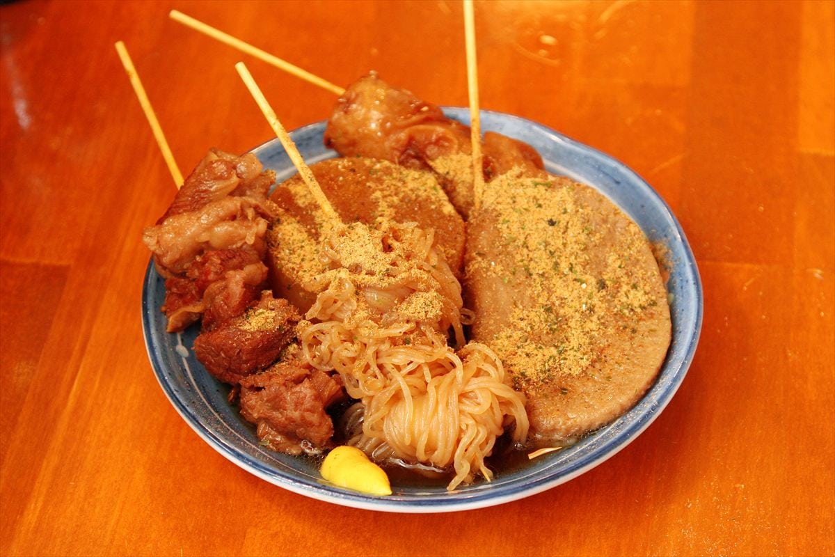 黒い汁で煮込み、だし粉をかけて食す「静岡おでん」（静岡県）写真提供：静岡おでんの会