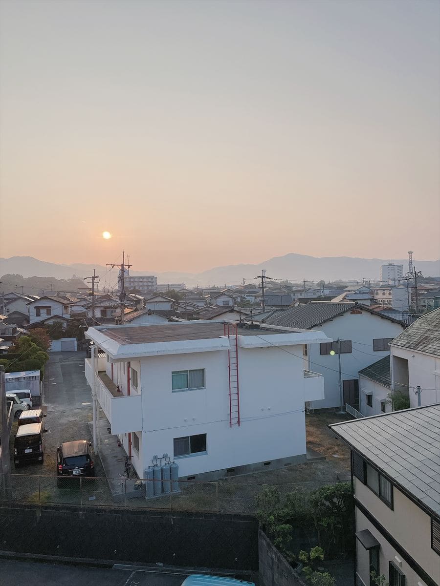 福岡県久留米市に移住。アパートから眺める朝日が好きだという