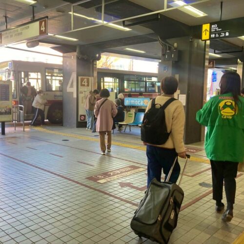 福岡県久留米市のオーダーメイドツアーにて西鉄久留米駅構内を案内