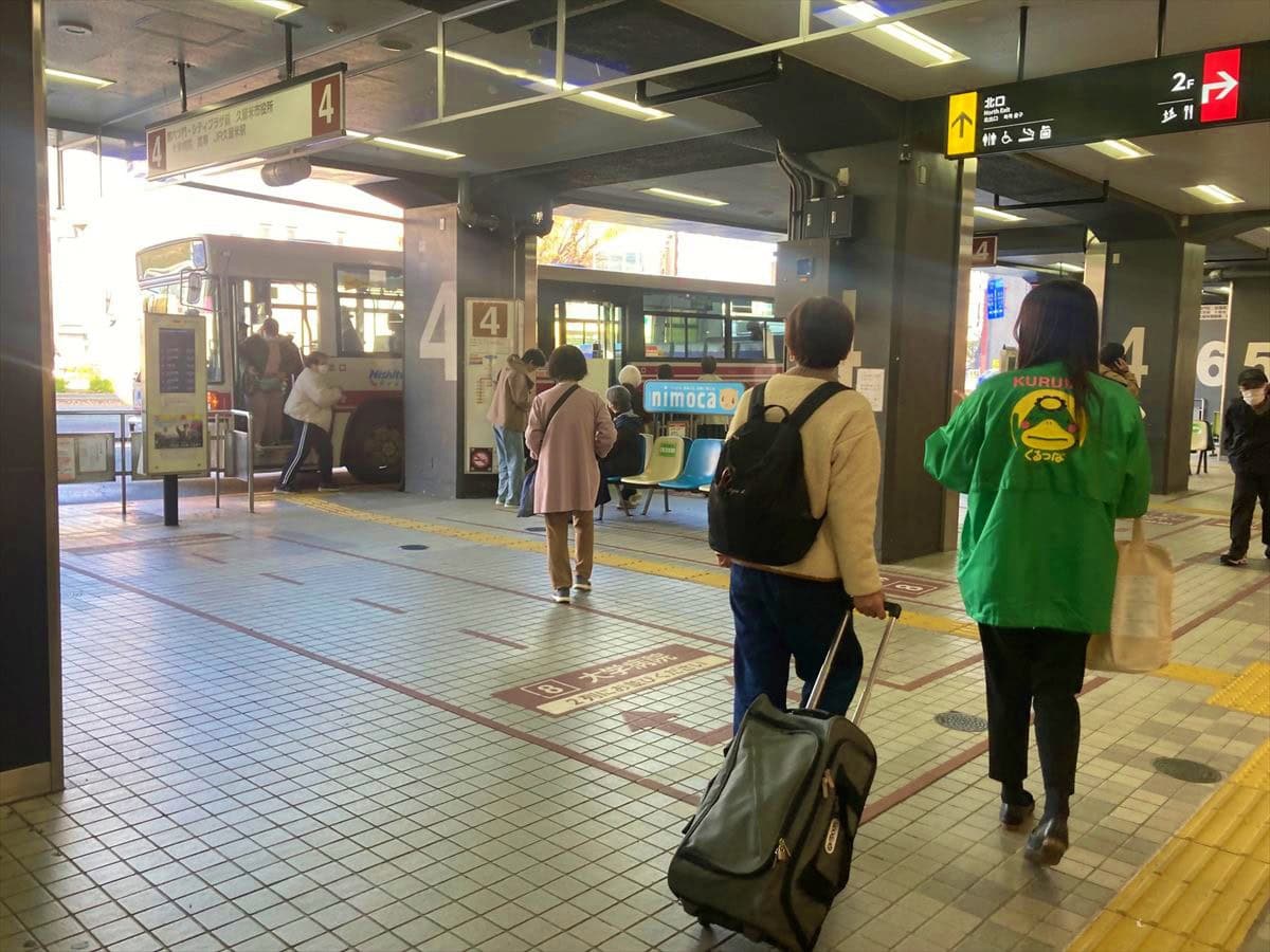 福岡県久留米市のオーダーメイドツアーにて西鉄久留米駅構内を案内