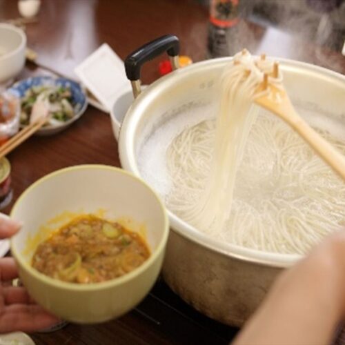 山形県の郷土料理「ひっぱりうどん」は冬の家庭の味。