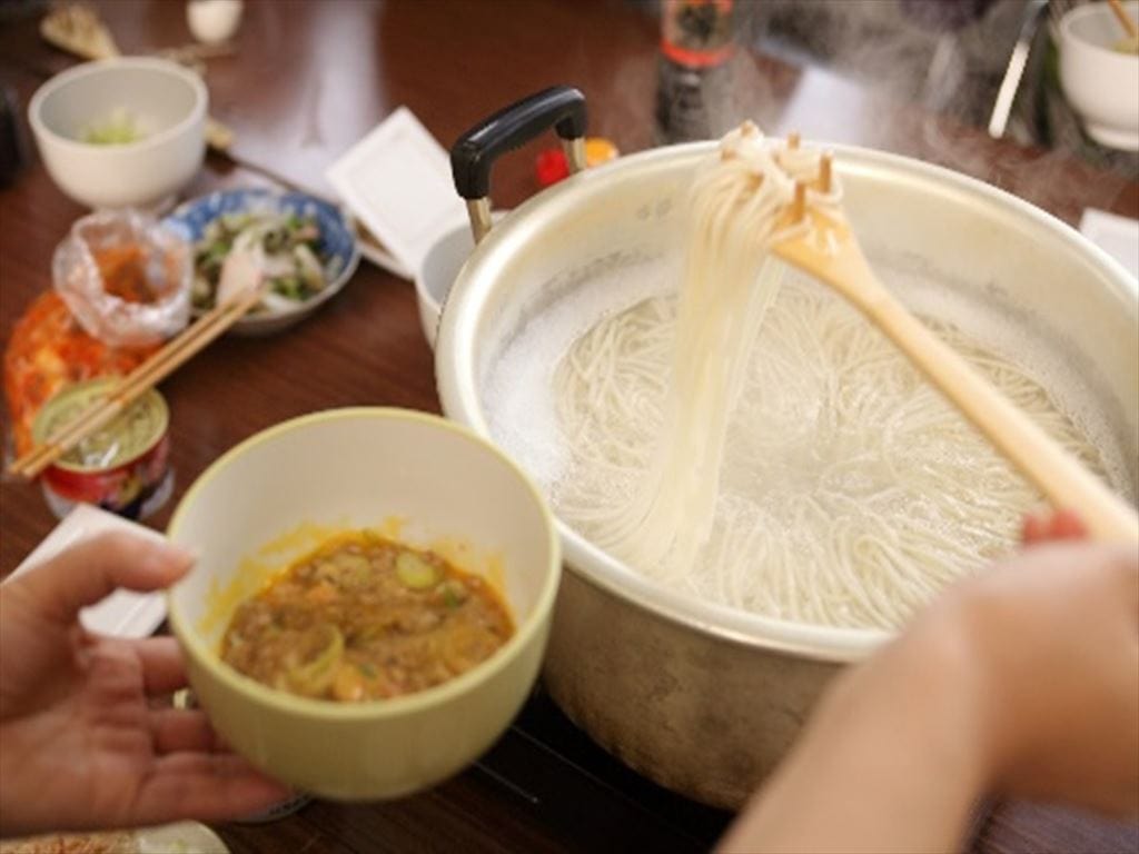山形県の郷土料理「ひっぱりうどん」は冬の家庭の味。