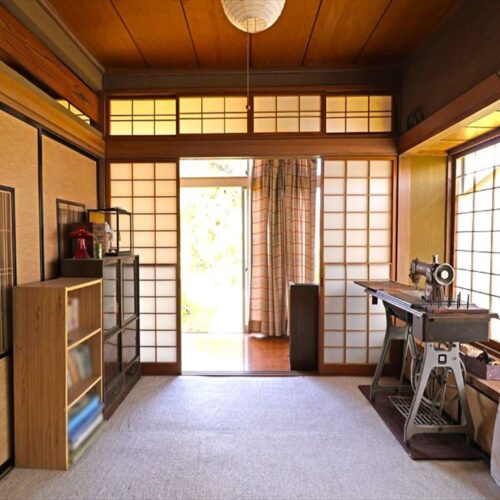 山形県大江町の物件。隣の部屋と襖で区切られた和室は使い勝手がいい。