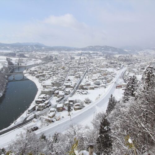 山形県大江町の冬の市街地。風景には四季折々の美しさがある。