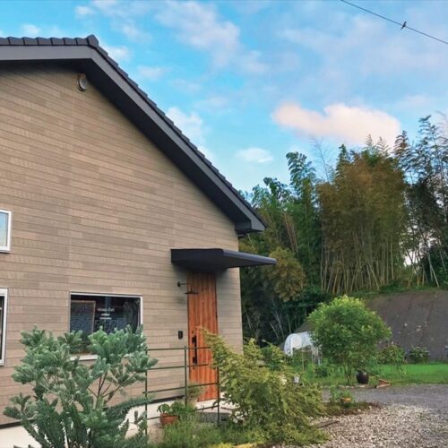 鹿児島県出水市に移住し、実家のそばに建てた住居兼アトリエ