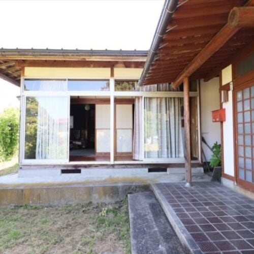 山形県大江町の物件は縁側付き。日当たりがよく、絶好の休憩所になりそう。