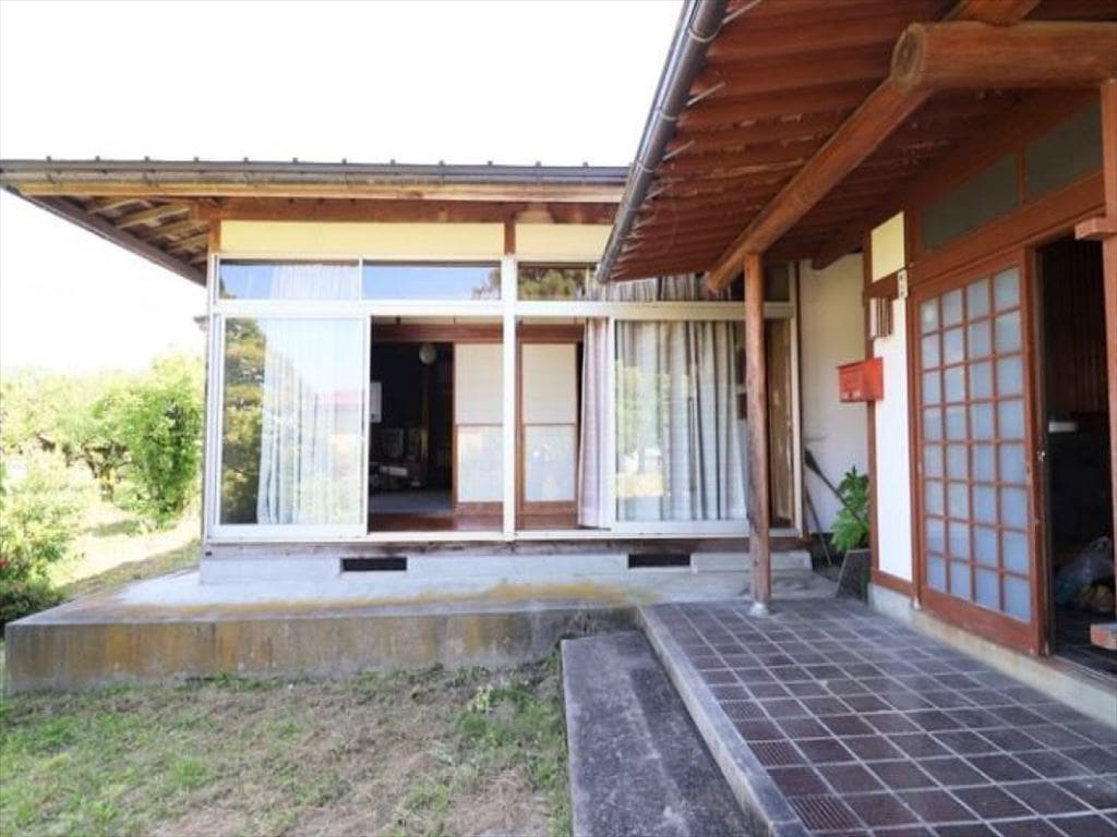 山形県大江町の物件は縁側付き。日当たりがよく、絶好の休憩所になりそう。