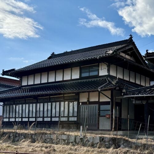農地付きの古民家が150万円！ 眼前には桜の名所も【広島県三次市】田舎のよさと都市機能を兼ね備えたまち