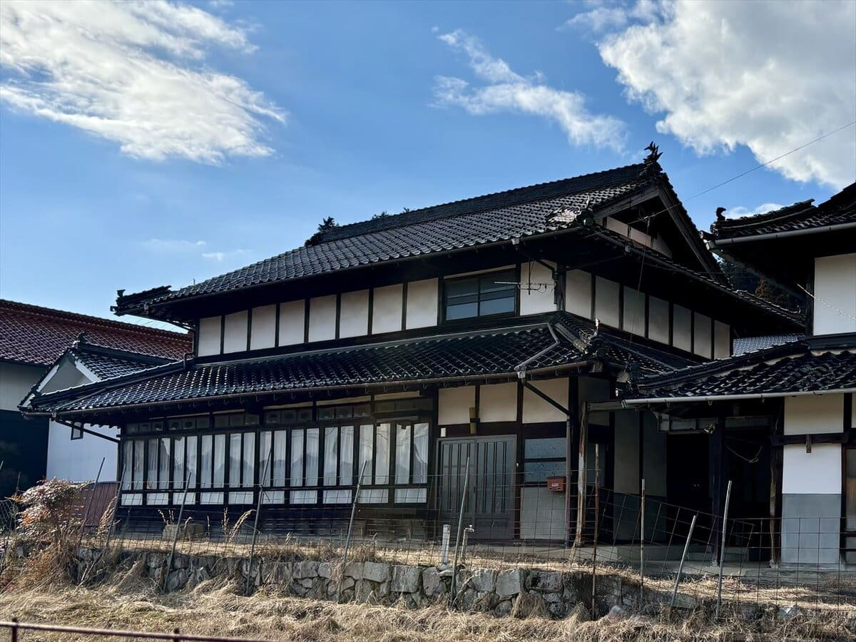 広島県三次市の農地付き古民家。昔ながらの日本家屋特有の趣がある。
