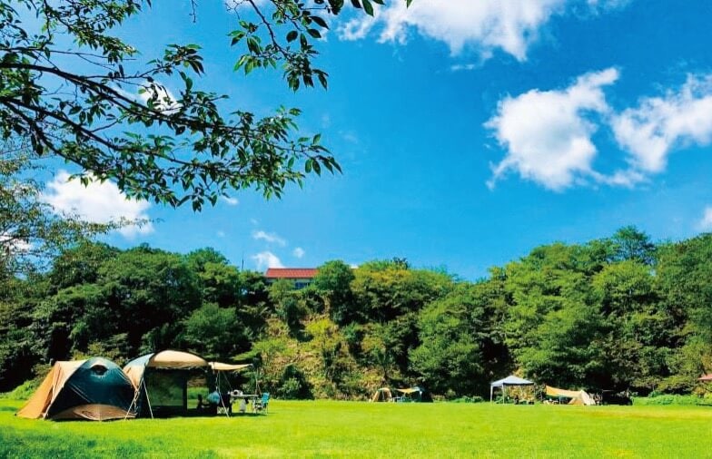 島根県雲南市のキャンプ場「健康の森」。豊かな自然のなかに草地のフリーサイトやバーベキューハウスがある