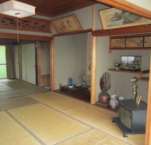 岡山県津山市の物件の和室。襖を開けると広々とした空間になる。