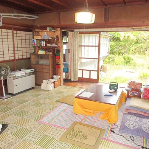 岩手県遠野市の物件の和室。庭に面して掃き出し窓がある