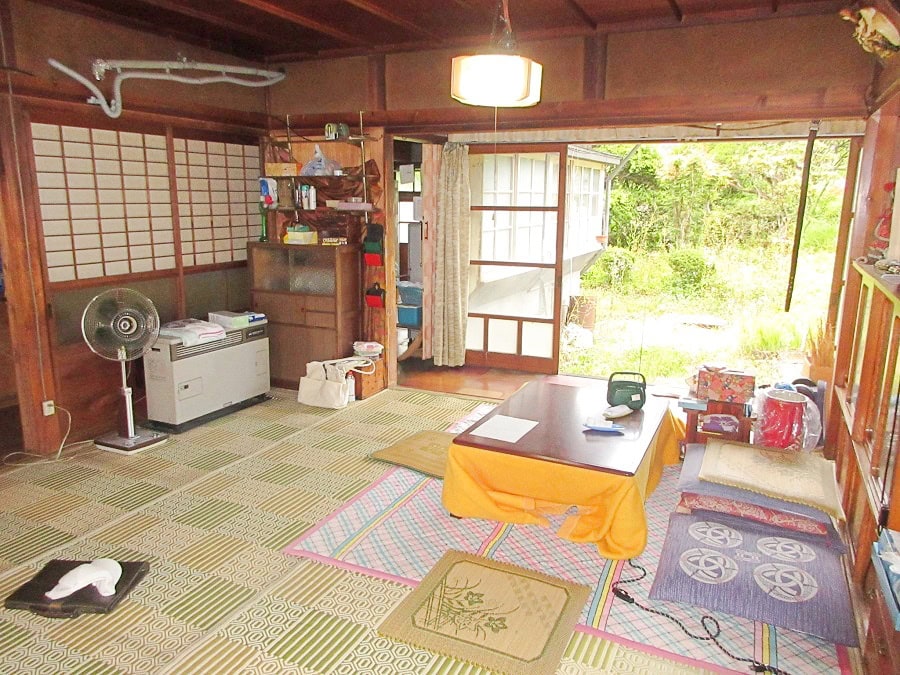 岩手県遠野市の物件の和室。庭に面して掃き出し窓がある