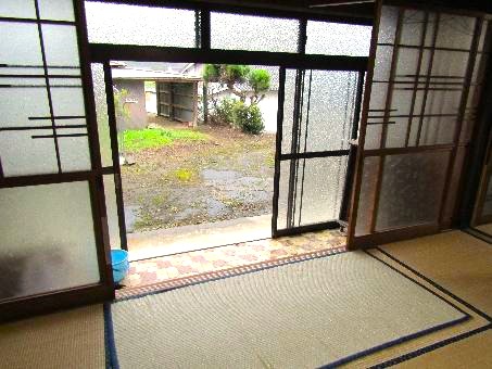 大分県杵築市の物件の玄関。入ってすぐ和室がある。