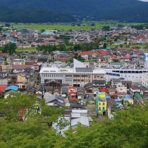 岩手県遠野市の鍋倉公園。鍋倉城跡を整備した公園で、住民の憩いの場となっています